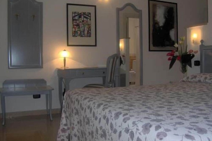Room 4 of 16