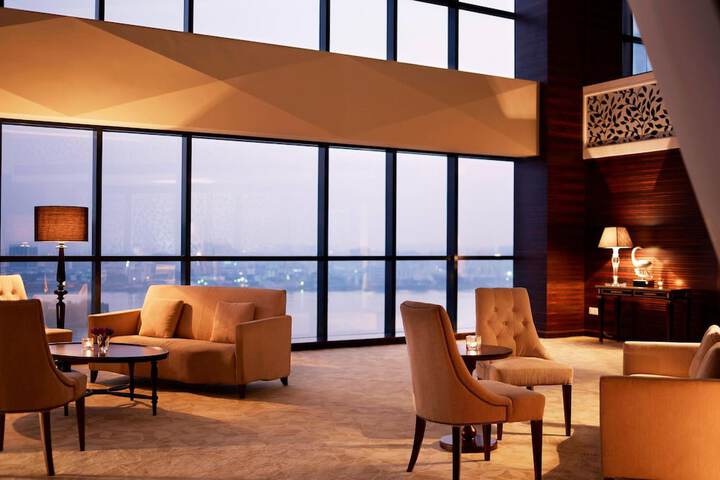 Lounge 31 of 43