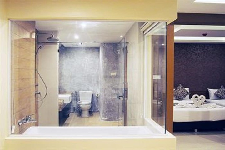 Deep soaking bathtub