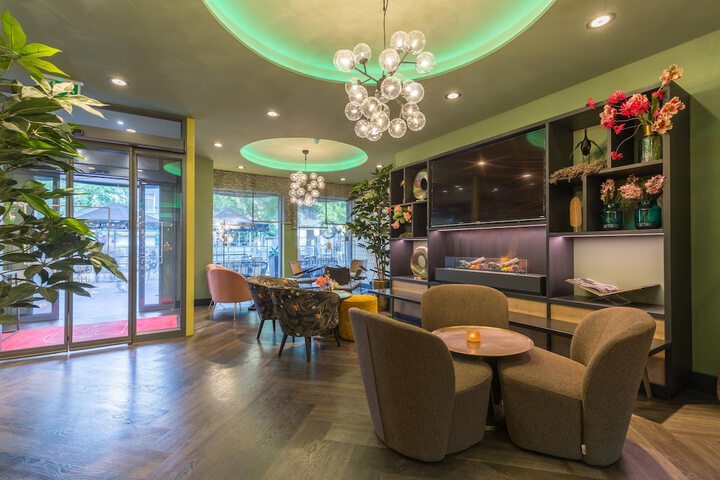 Entrance & Lobby