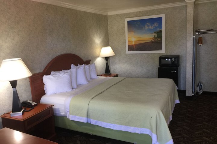 1 King Bed (2 of 13)