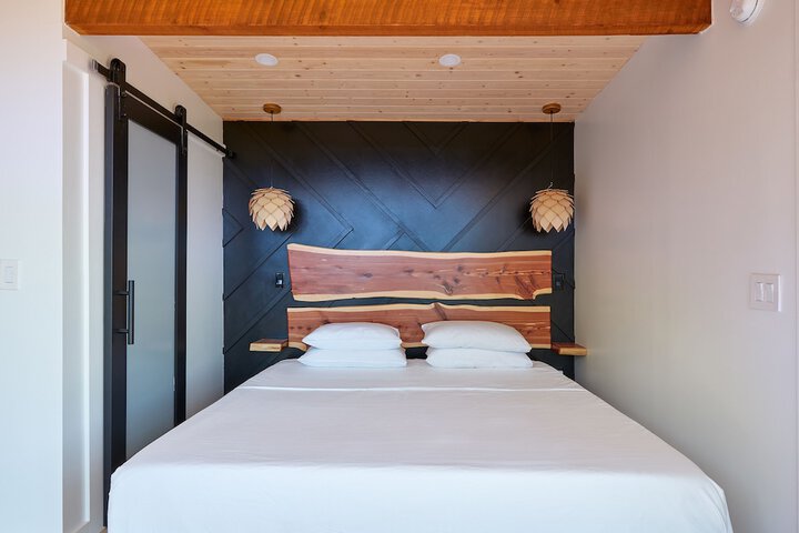 Room 25 of 211