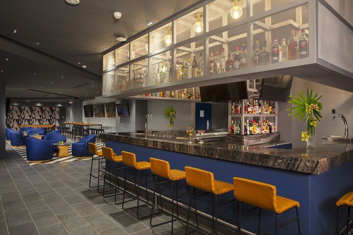 Lounge 87 of 99