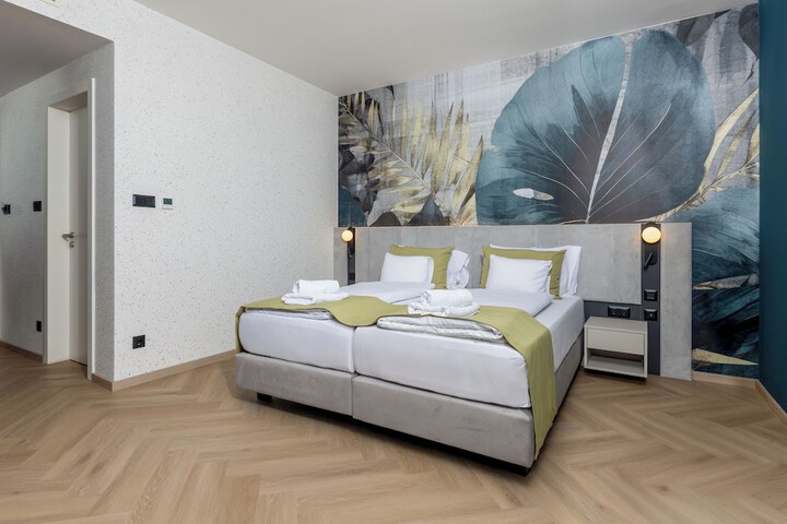 Room 6 of 42