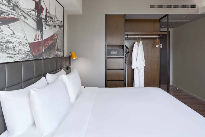 Room 27 of 84