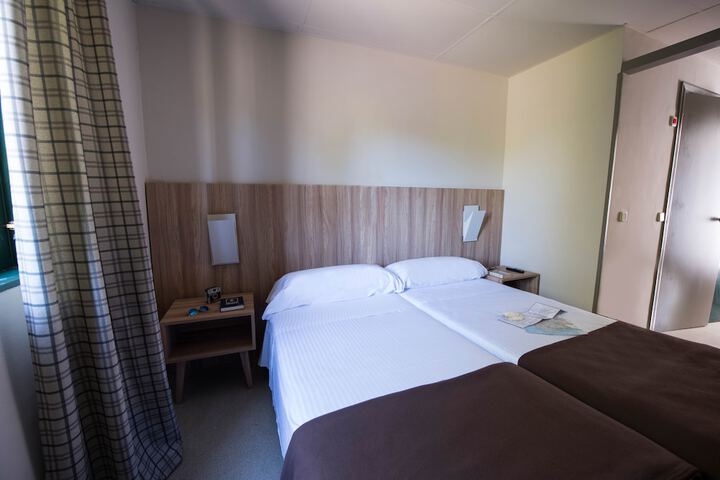 Room 13 of 33