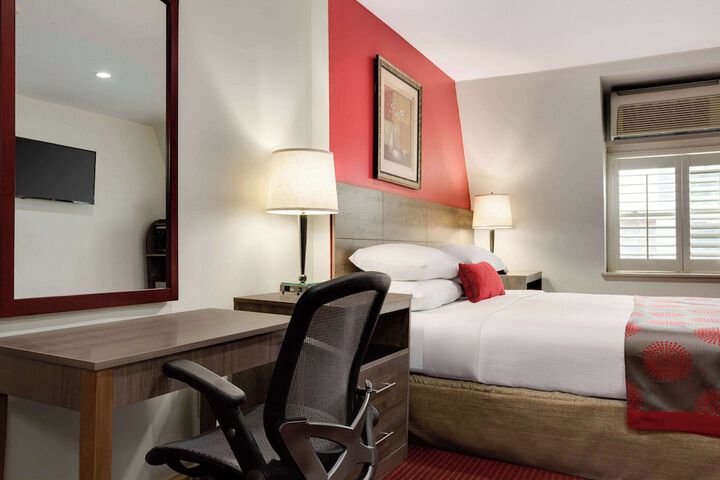 1 King Bed (2 of 11)