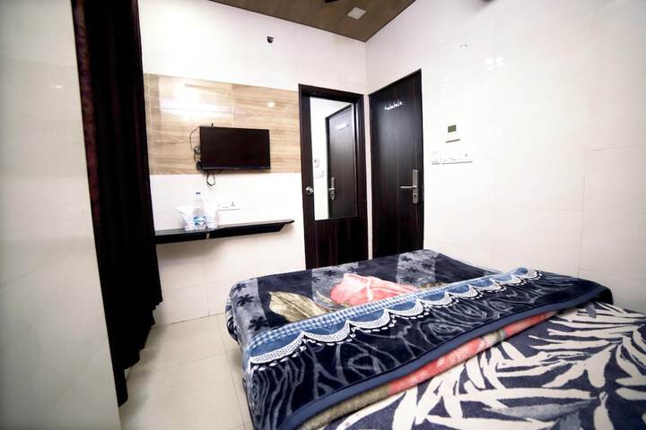 Room 32 of 49