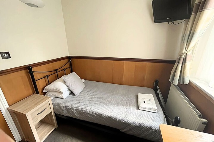 Room 9 of 37