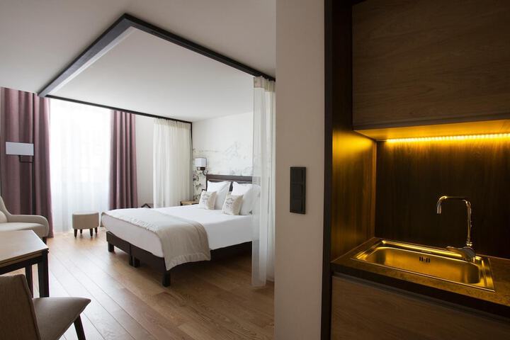Room 27 of 105
