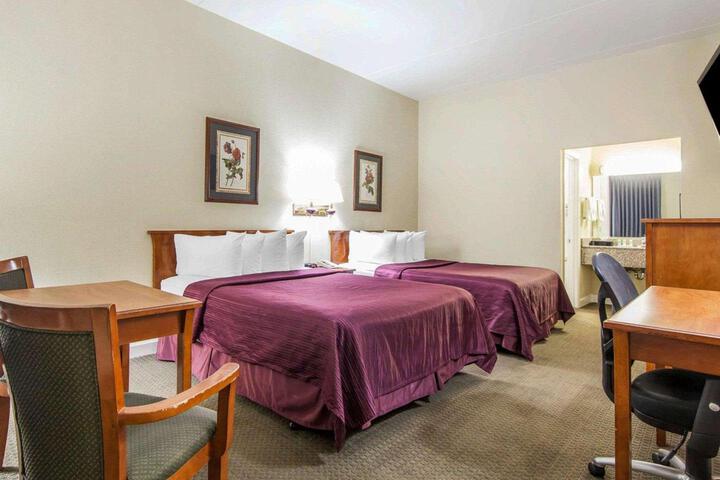 2 Queen Beds (4 of 12)