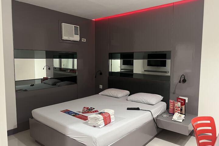 Room 10 of 28