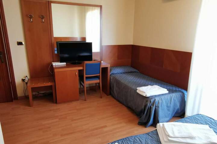 Room 6 of 38