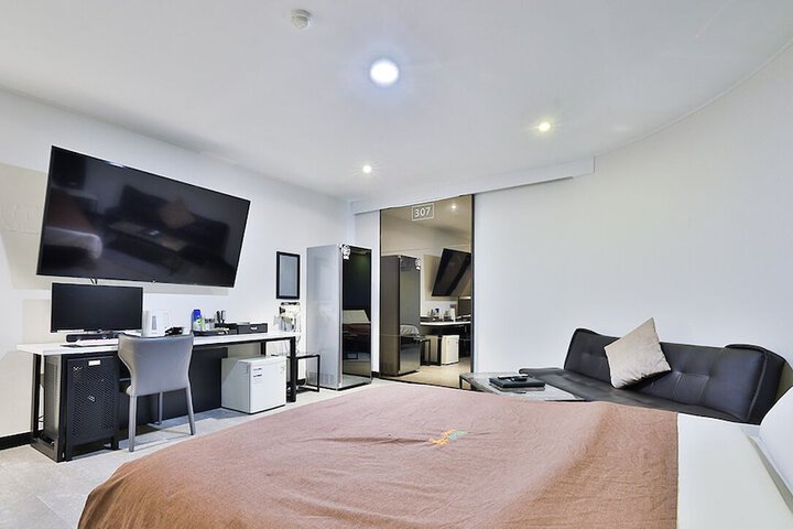 Room 6 of 19