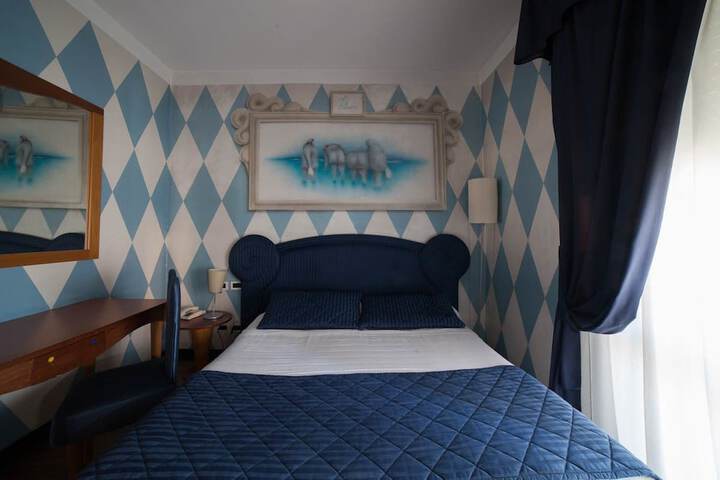 Room 13 of 34