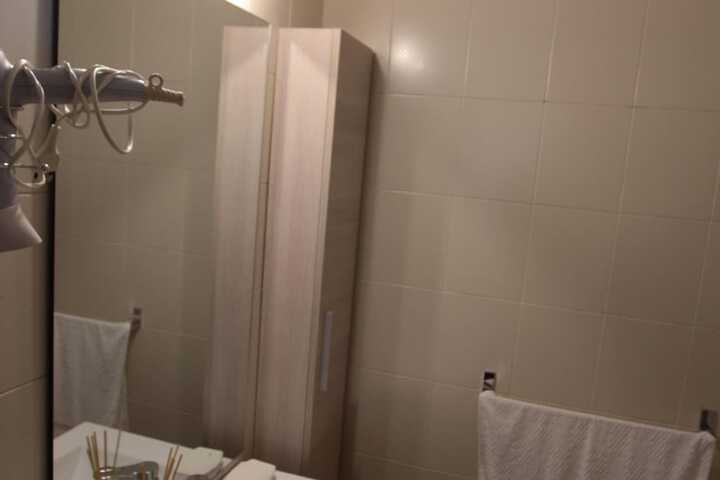 Room 4 of 16