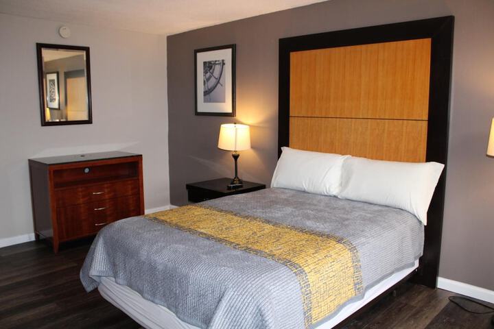 Single King Bed (10 of 15)