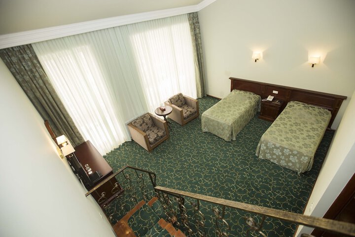 Room 4 of 141