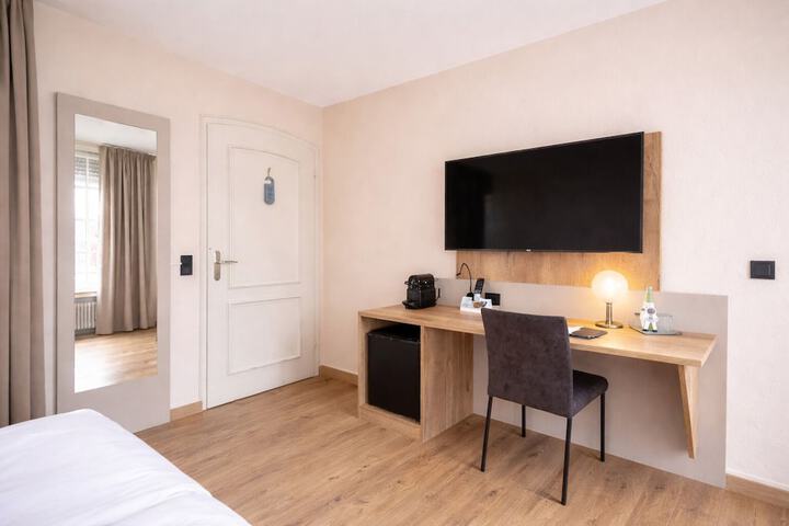 Room 8 of 25