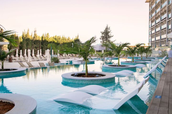 Hotel with Pool