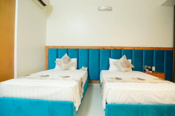 Room 4 of 9