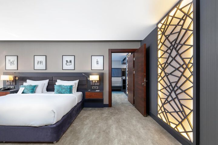 Room 8 of 32