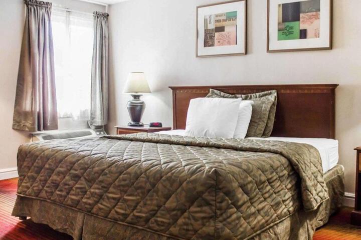 1 King Bed (3 of 9)