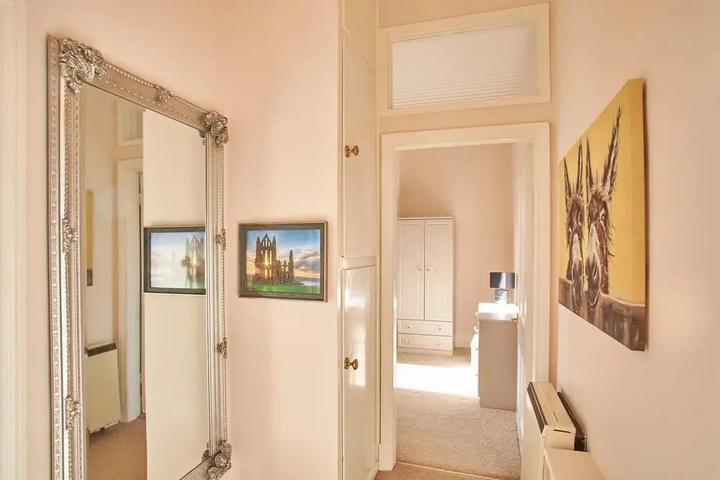 Room 4 of 8