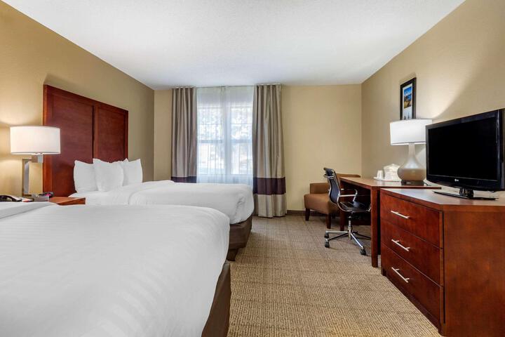 2 Double Beds (12 of 13)