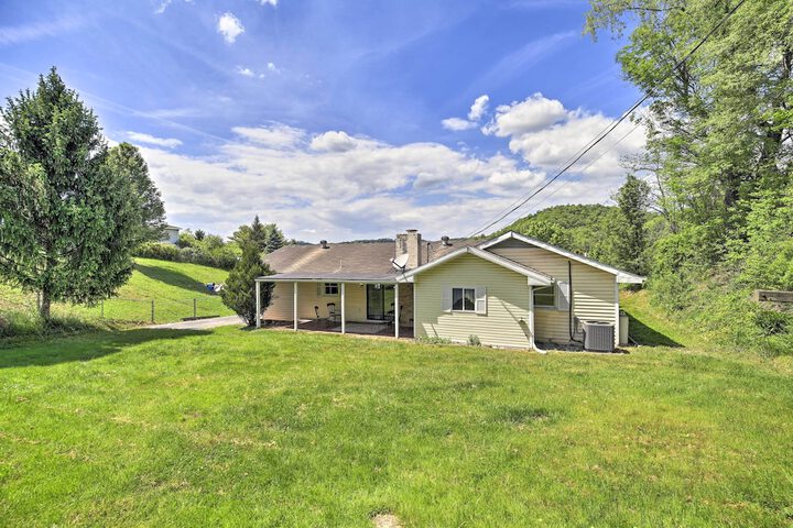 Bluefield Retreat w / Pool Table: Near Parks!