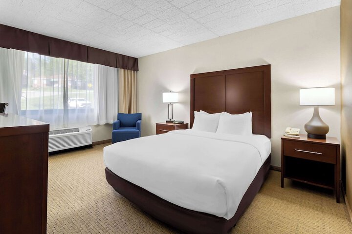 1 Queen Bed Accessible (9 of 9)