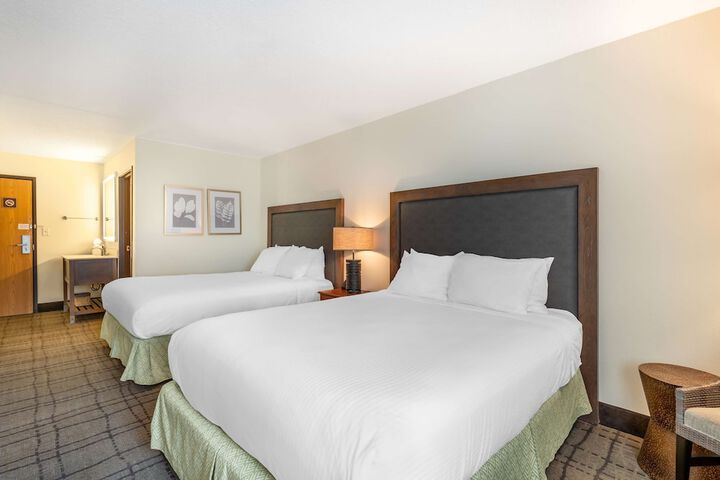 2 Queen Beds Refridgerator High Speed Internet Coffee Maker, Hair Full Breakfast (3 of 9)