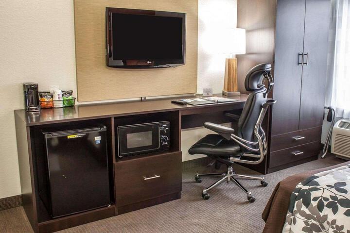 1 Queen Bed (2 of 8)
