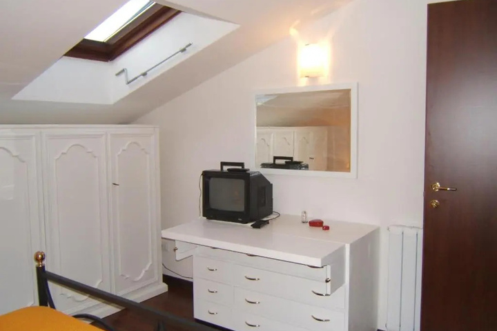 Room 4 of 27