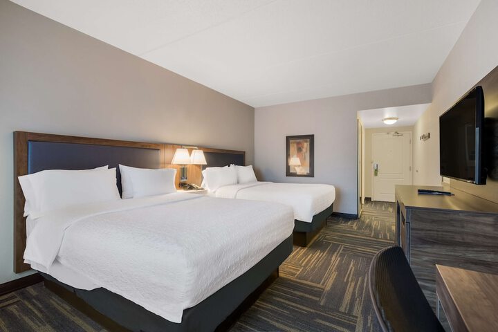 2 Queen Beds (12 of 13)