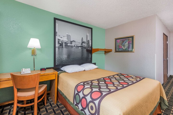 1 Queen Bed (10 of 12)