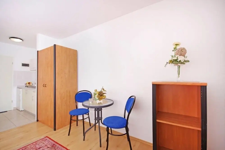 Room 5 of 10
