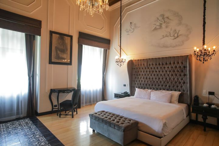 Room 5 of 102