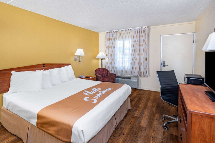 1 King Bed (2 of 8)
