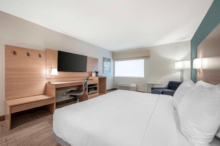 1 King Bed Larger Room Sitting Area Microwave, Refrigerator WiFi Walk in Shower Full Breakfast (16 of 17)