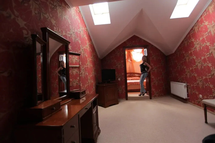 Room 4 of 14