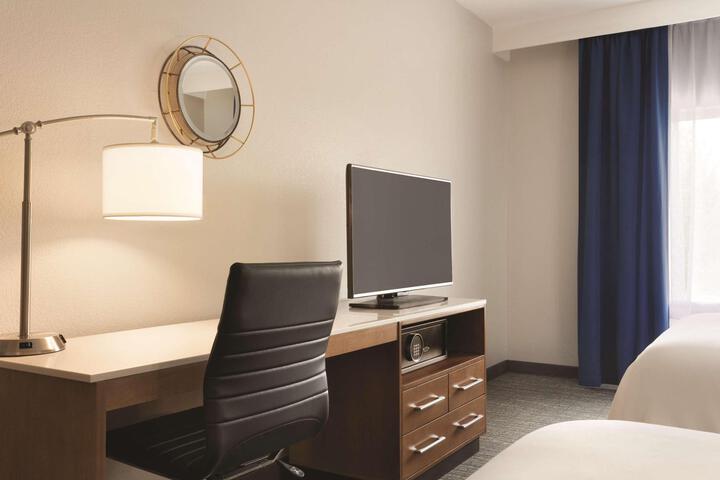 2 Queen Beds (2 of 3)