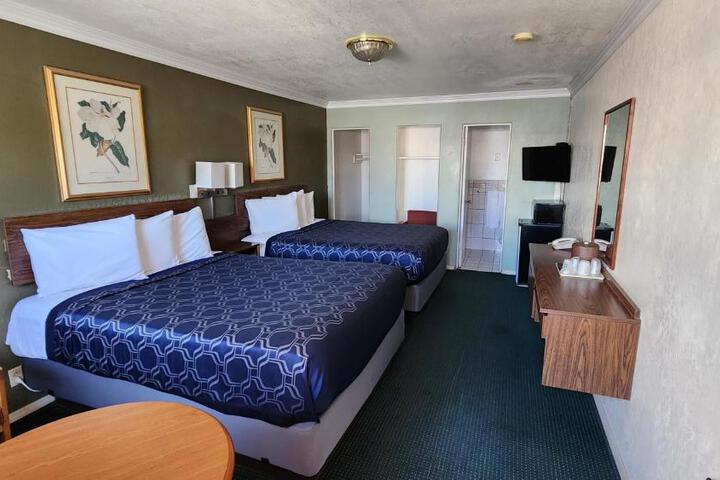 1 Queen Bed (1 of 2)