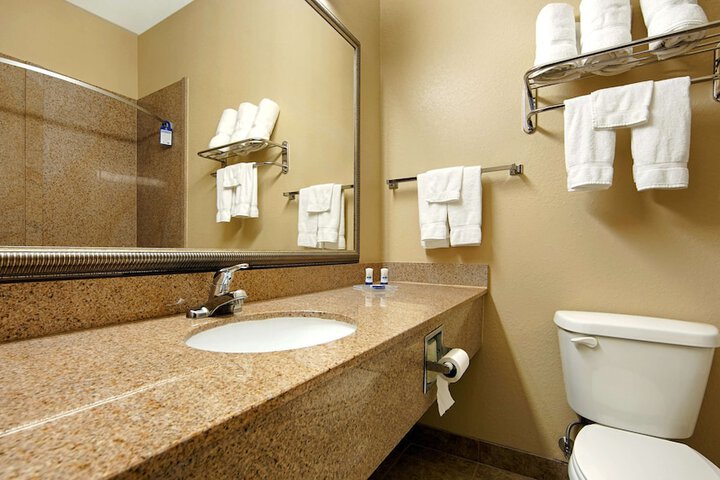 1 King Bed Microwave and Refrigerator WiFi Full Breakfast (1 of 4)
