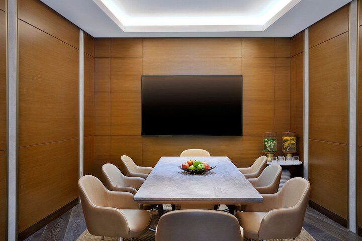 Lounge 102 of 120