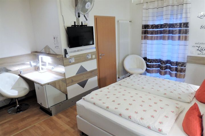 Room 35 of 272