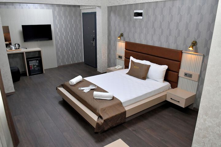 Room 7 of 18