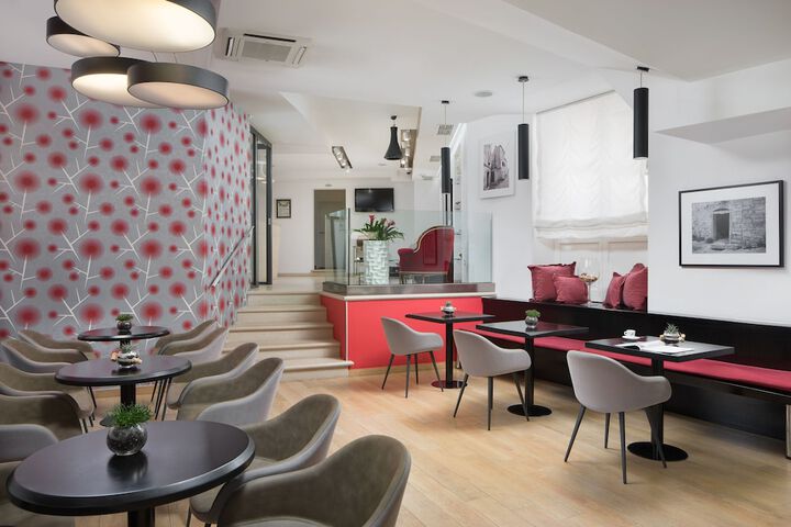 Lounge 54 of 61