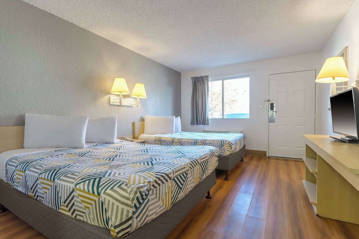 Double Deluxe Queen Bed (6 of 10)