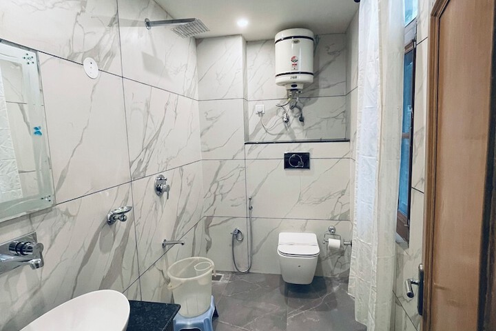 Room 32 of 61